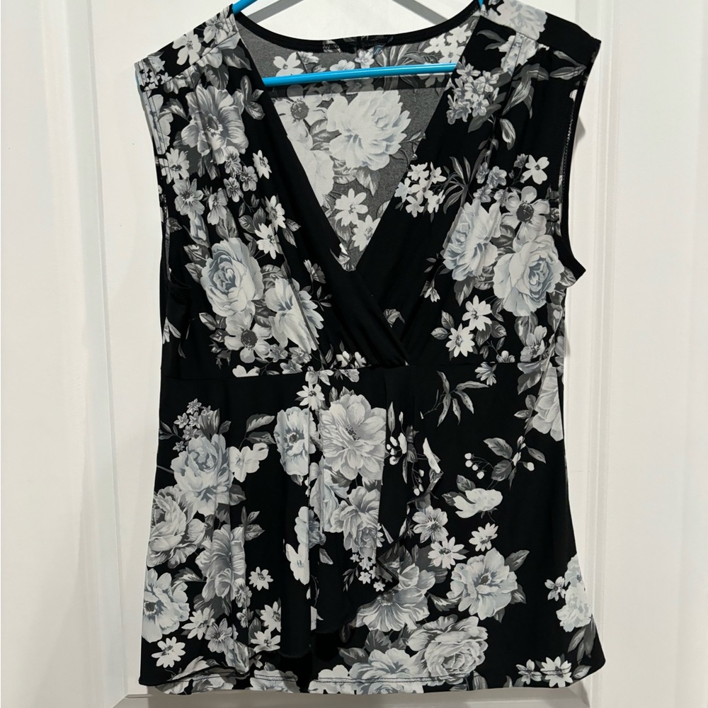 Sleeveless Floral pattern top, Sz S, no tags